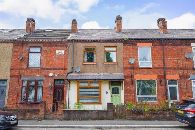 3 bed property, in Leigh Road, £120,000