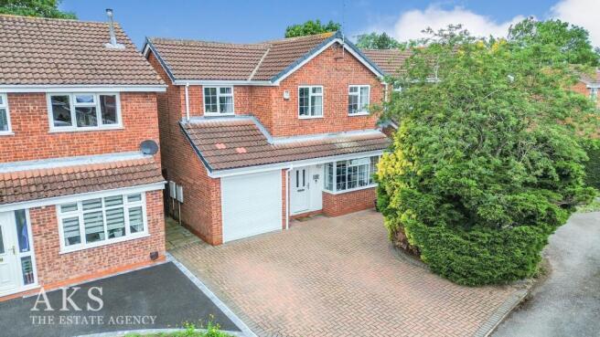 5 bed property, in Woodmans Croft, £350,000