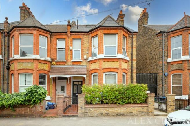 3 bed property, in Bathurst Gardens, £600,000
