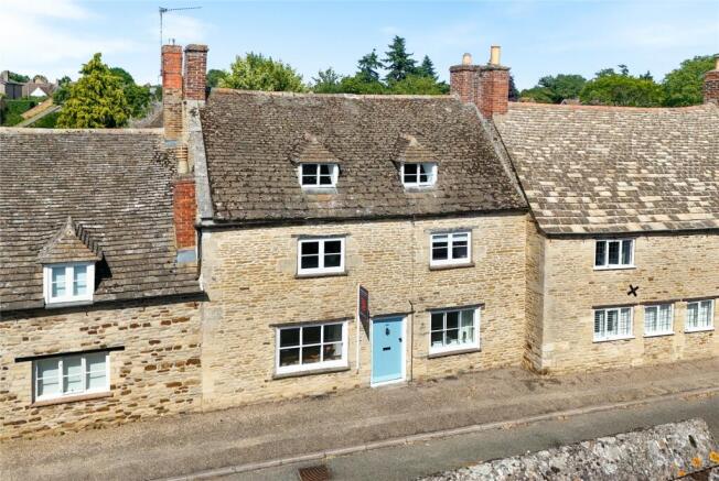 4 bed property, in Main Street, £425,000