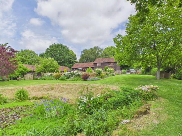 4 bed property, in Hammerpond Road, £1,100,000