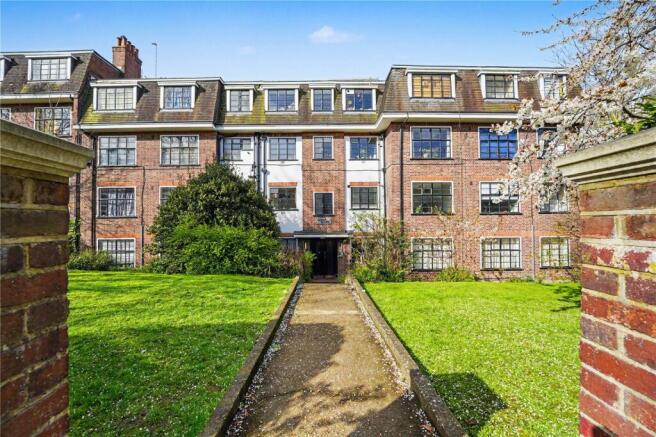 2 bed property, in Colney Hatch Lane, £375,000