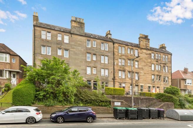 1 bed property, in 62/2f4, £195,000