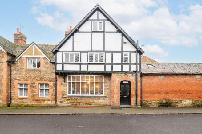 4 bed property, in Main Street, £500,000
