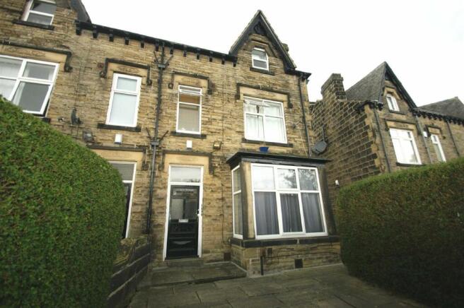 5 bed property, in Hollyshaw Lane, £399,500