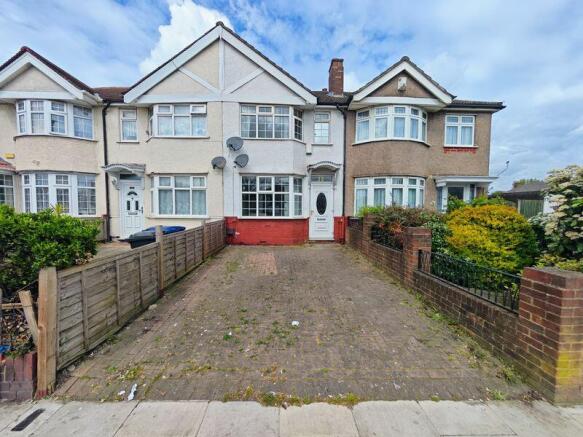 2 bed property, in Mandeville Road, £480,000