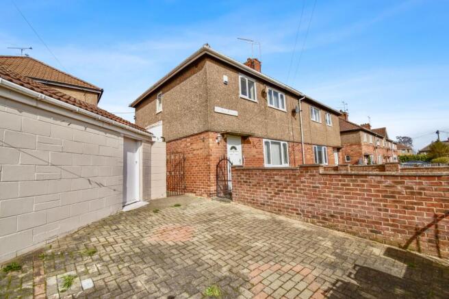 3 bed property, in Graham Avenue, £170,000