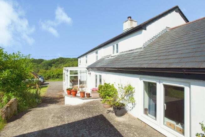 6 bed property, in Higher Middle Hill, £700,000