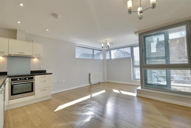 2 bed property, in Queen Street, £180,000