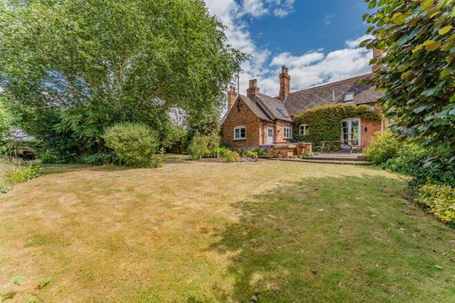 3 bed property, in Main Street, £450,000