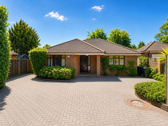3 bed property, in Bournemouth Road, £695,000