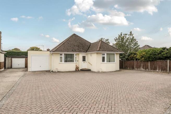 2 bed property, in Heckford Road, £415,000