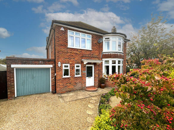 3 bed property, in Wold View Road South, £380,000