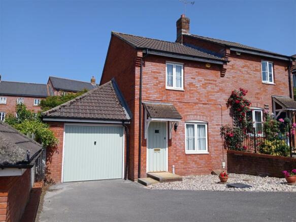 2 bed property, in Honeymead Lane, £215,000