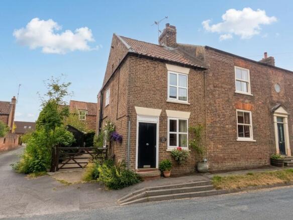 2 bed property, in North View, £195,000