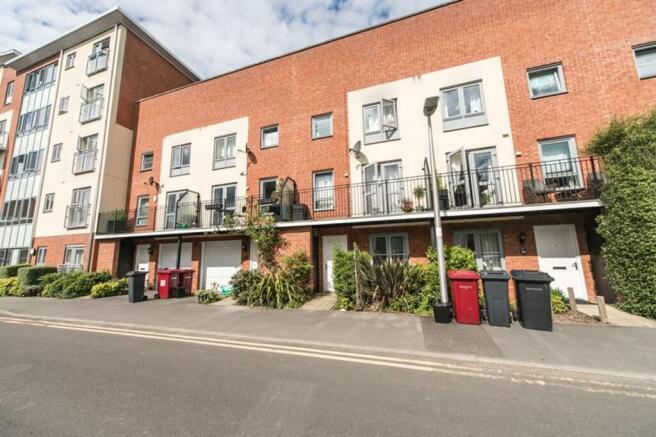 5 bed property, in Battle Square, £500,000