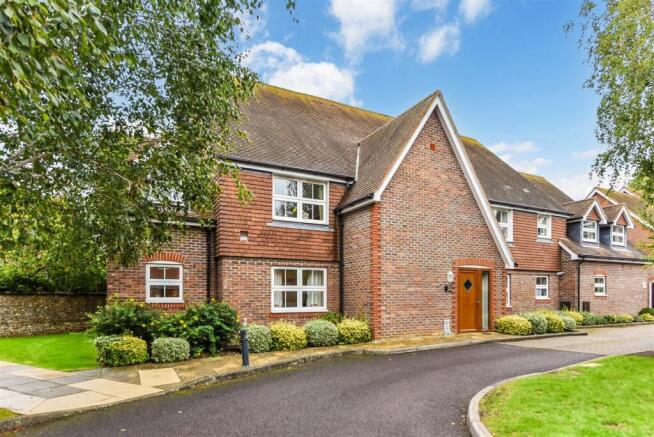 2 bed property, in Tannery Close, £275,000