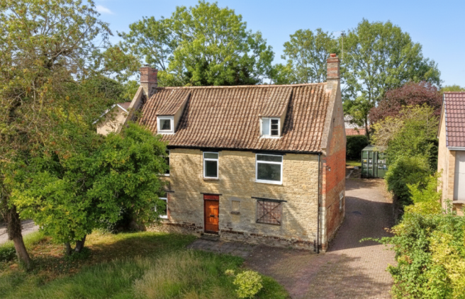 5 bed property, in Fen Street, £325,000
