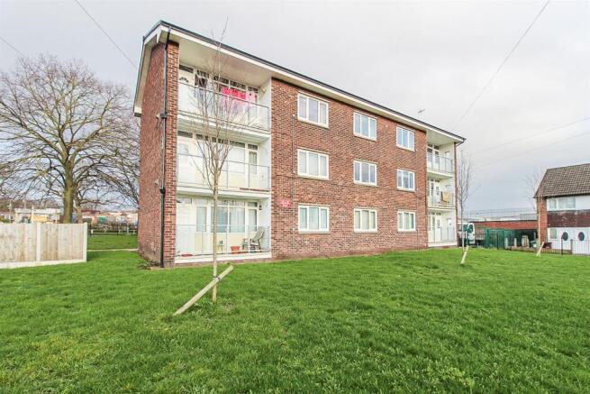 2 bed property, in Charles Street, £100,000