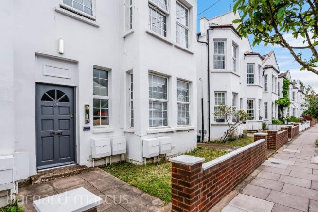 1 bed property, in Robinson Road, £215,000