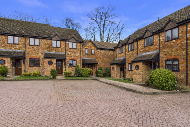 2 bed property, in Lower Dunnymans, £425,000