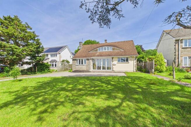 4 bed property, in Clevedon Road, £645,000