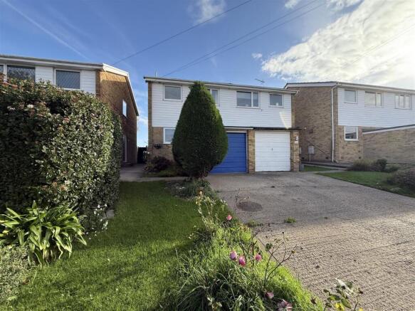 3 bed property, in Birchlands Drive, £210,000