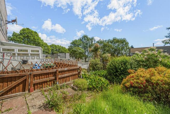 3 bed property, in Marloes Path, £150,000