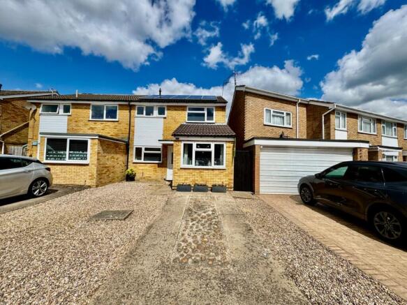 3 bed property, in Mallows Drive, £259,950