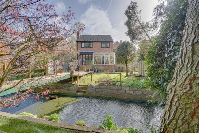 4 bed property, in Oakmount Avenue, £575,000