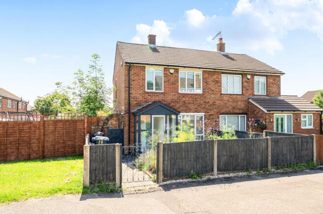 2 bed property, in Quinta Drive, £525,000