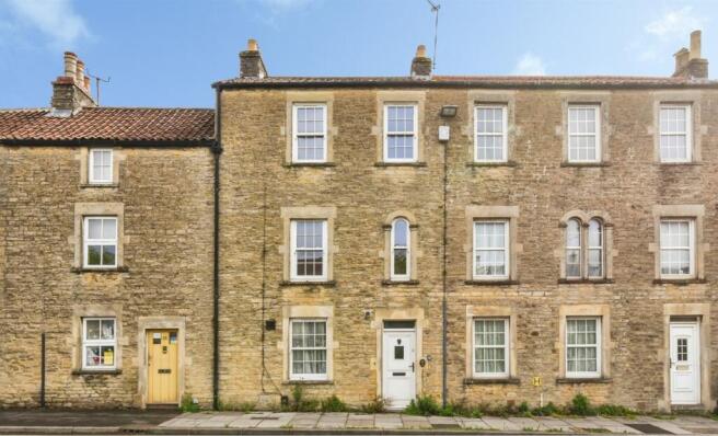 3 bed property, in Vallis Way, £240,000