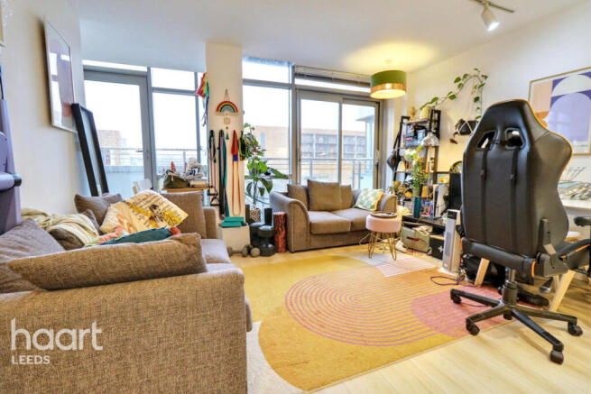 1 bed property, in Ingram Street, £90,000