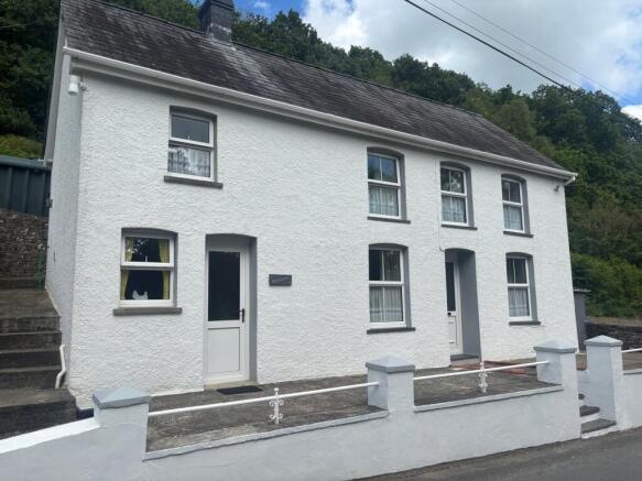 3 bed property, in Cwrtnewydd, £269,000