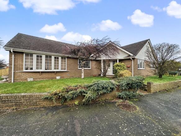3 bed property, in Mount Caburn Crescent, £575,000