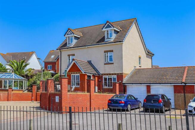 5 bed property, in Pioden For, £700,000