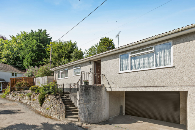 2 bed property, in Clarence Road, £250,000