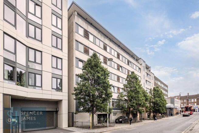 1 bed property, in Central House, £195,000