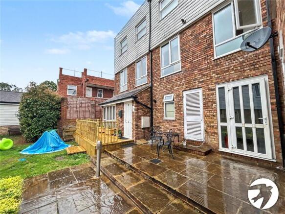 1 bed property, in Foots Cray High Street, £235,000