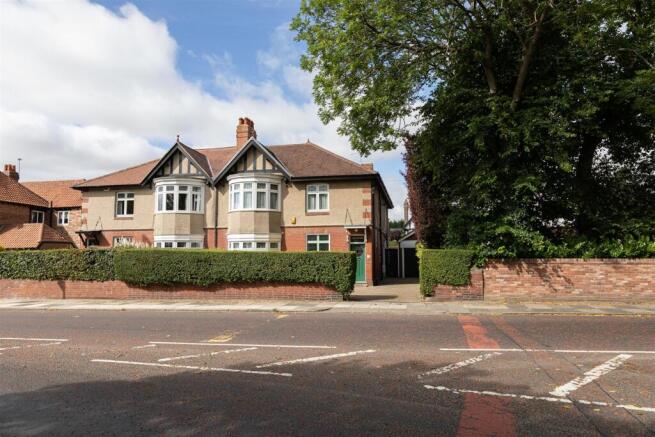 5 bed property, in Kenton Road, £795,000