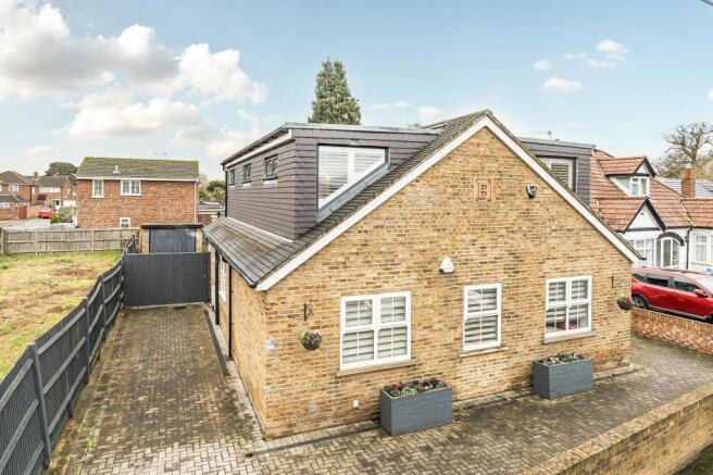 5 bed property, in Groveley Road, £775,000