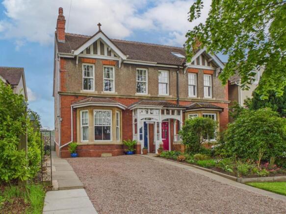 4 bed property, in Walwyn Road, £700,000