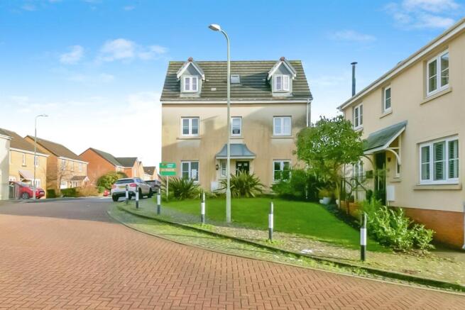 4 bed property, in Kingfisher Road, £280,000