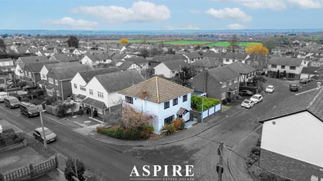 4 bed property, in Paignton Close, £500,000