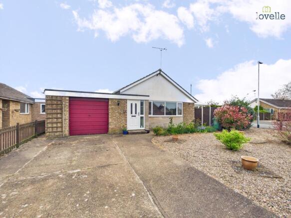 3 bed property, in Upper Close, £245,000