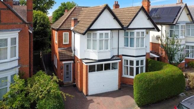 5 bed property, in Holmfield Road, £600,000