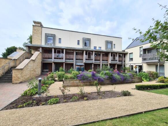 2 bed property, in Cirencester Road, £350,000