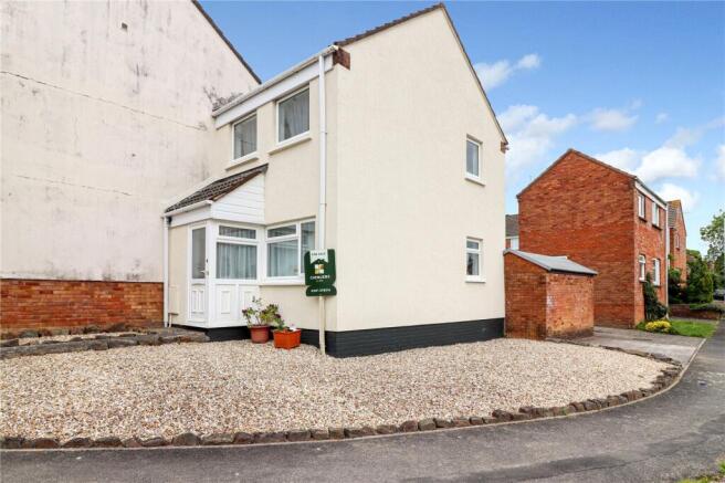 2 bed property, in Woolbarn Lawn, £210,000