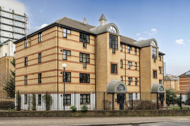 1 bed property, in Plough Way, £275,000