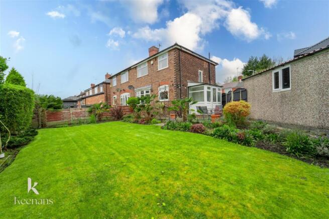 3 bed property, in Manor Road, £260,000